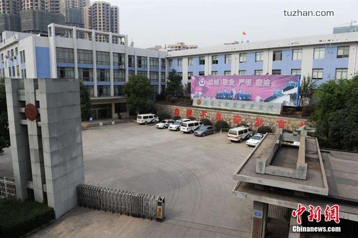 長沙市坪塘勞動教養管理所采購我公司定制生產的11KW二用一備自來水加壓泵站一套，本設備供水范圍為5公里，供水人數為3600人，目前本自來水加壓泵站運行平穩，高效節能，受到了管理所的一致好評！